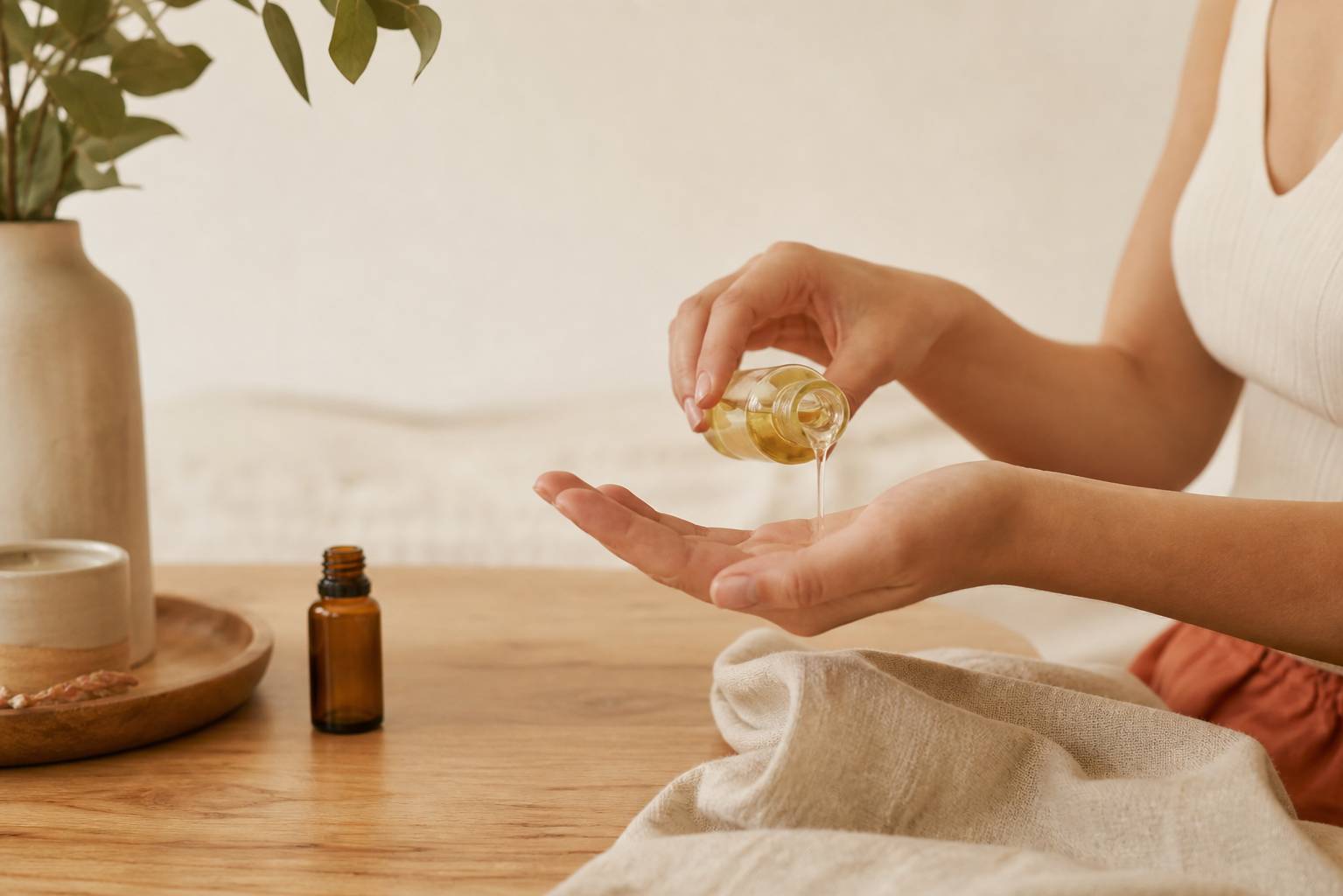 Personne versant de l'huile de massage dans sa main