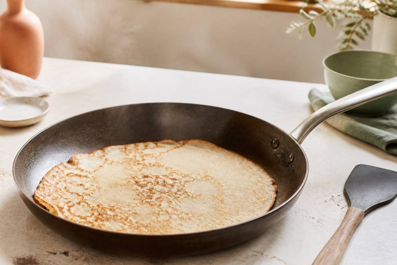 Crêpe sans gluten en train de dorer dans une poêle chaude