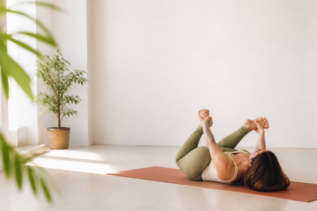 Posture du bébé heureux sur un tapis de yoga dans un studio lumineux
