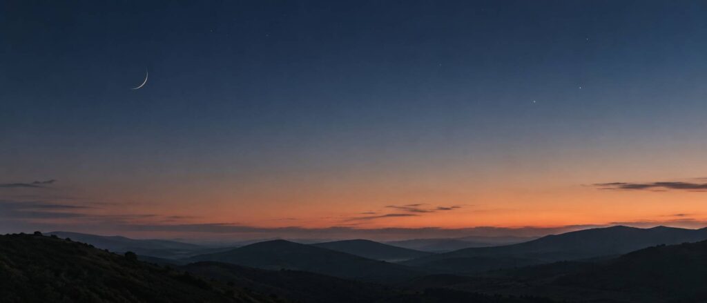 Ciel nocturne degage avec une fine lune naissante au-dessus de collines